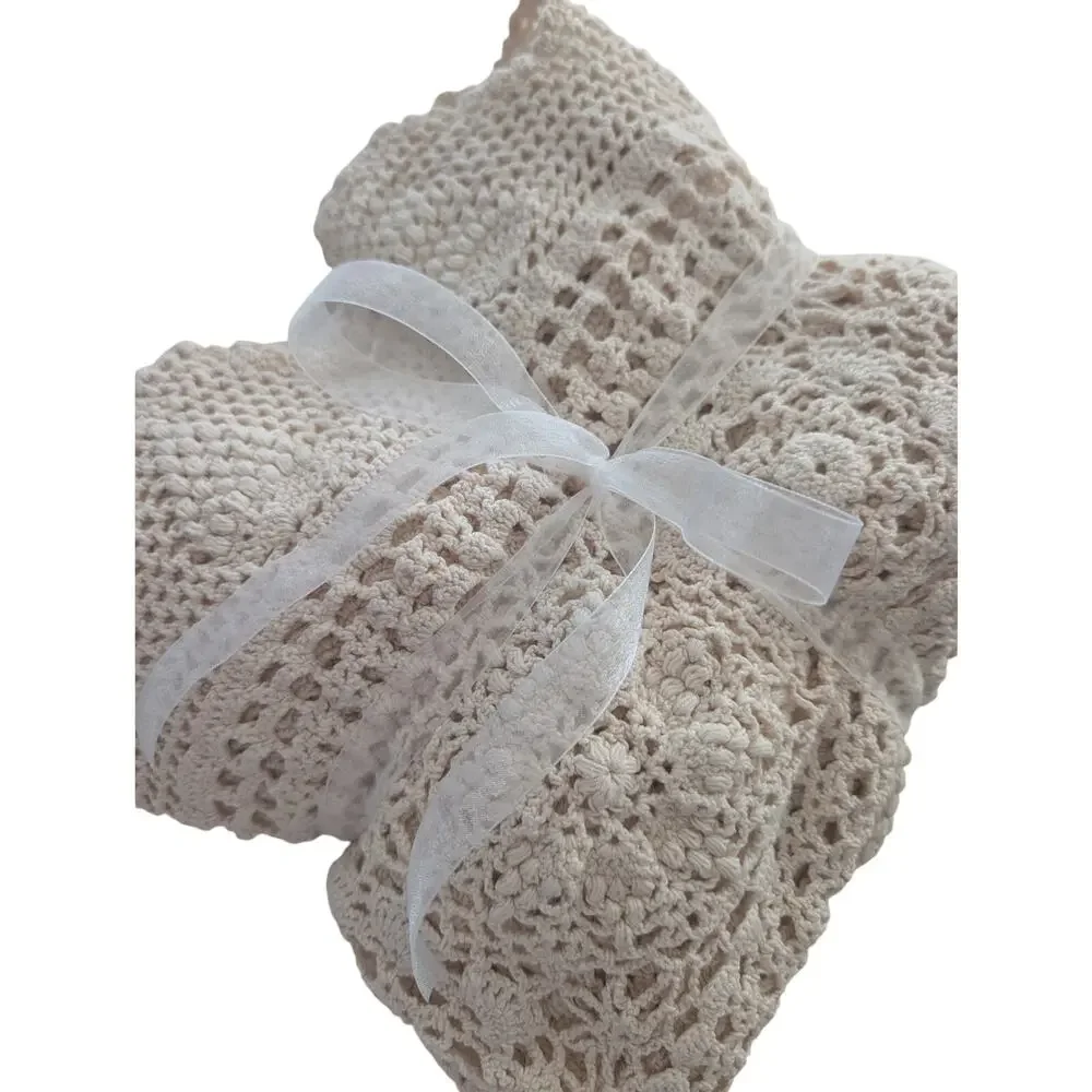 GORGEOUS VINTAGE FLORAL & LACE CREAM CROCHETED TABLECLOTH, CIRCULAR! 68